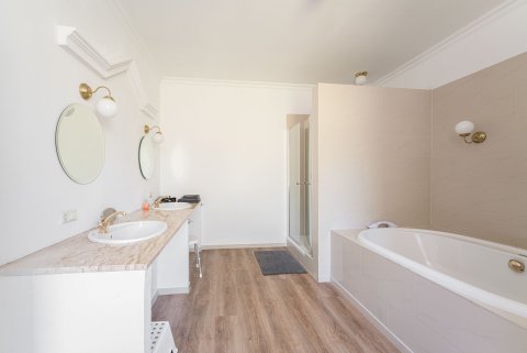 19 Alte Schule Deifeld Vakantiehuis badkamer 1 Sauerland Winterberg Duitsland.