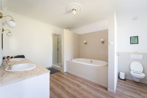 20 Alte Schule Deifeld Vakantiehuis badkamer Sauerland Winterberg Duitsland.