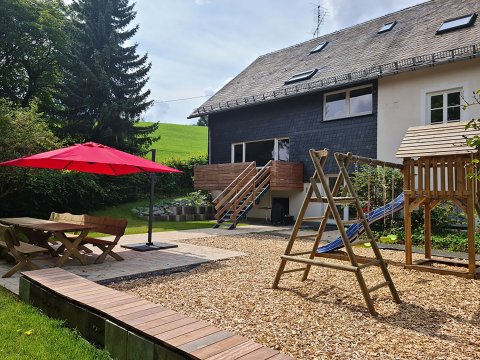48 Alte Schule Deifeld Schieferhaus vakantiehuis Sauerland Winterberg Duitsland tuin.