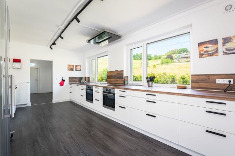 6 Alte Schule Deifeld Vakantiehuis Sauerland Winterberg Duitsland moderne keuken.