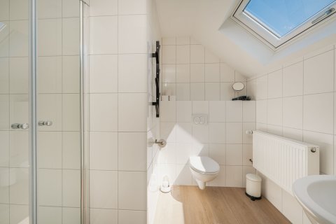 60 Alte Schule Deifeld Schieferhaus Vakantiehuis Sauerland Winterberg badkamer ensuite.