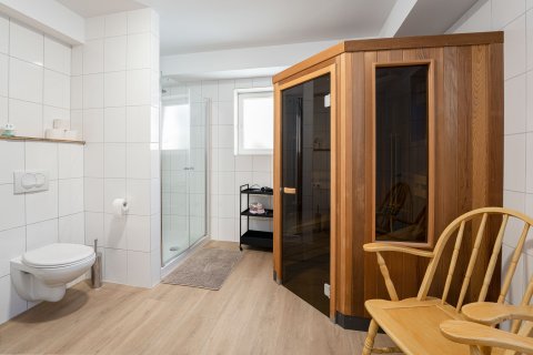 61 Alte Schule Deifeld Schieferhaus Vakantiehuis Sauerland Winterberg badkamer sauna (2).