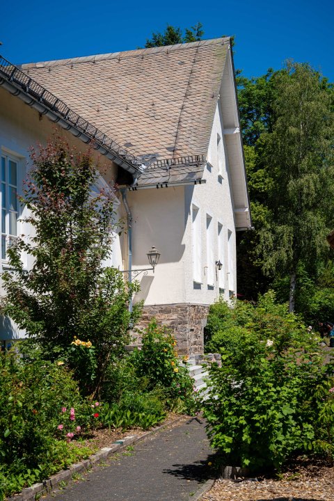 Alte Schule Deifeld Schieferhaus Vakantiehuis Sauerland Winterberg Duitsland Tuin rozenperk.