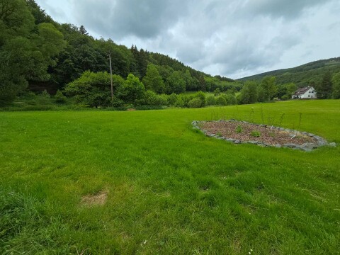 Blick über den gro&szlig;en grünen Garten, die Berge und den Bach   Ferienhaus Haus am Bach   Referinghausen im Sauerland   Medebach Deutschland