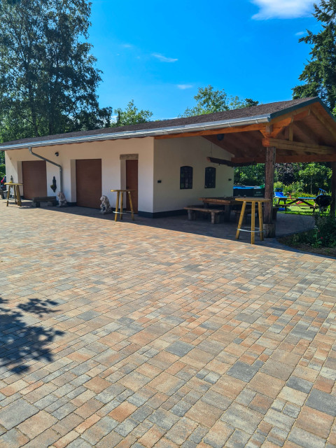 Erf met overkapping vakantiewoning Haus am Wilde Aar Ferienhäuser im Sauerland Deutschland.
