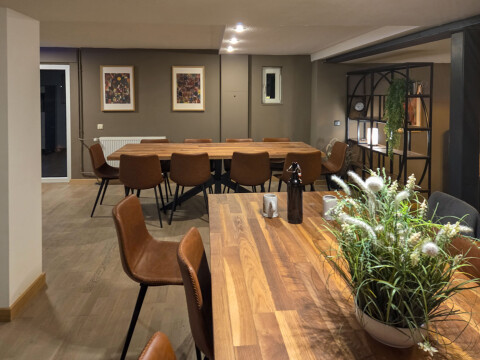 Essbereich mit gro&szlig;er Tafel für gesellige Abende Ferienhäuser Haus am Bach Referinghausen Sauerland Deutschland
