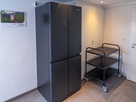 Gro&szlig;e Kühl  und Gefrierschränke in der Küche   Ferienhaus Haus am Bach   Referinghausen im Deutschland