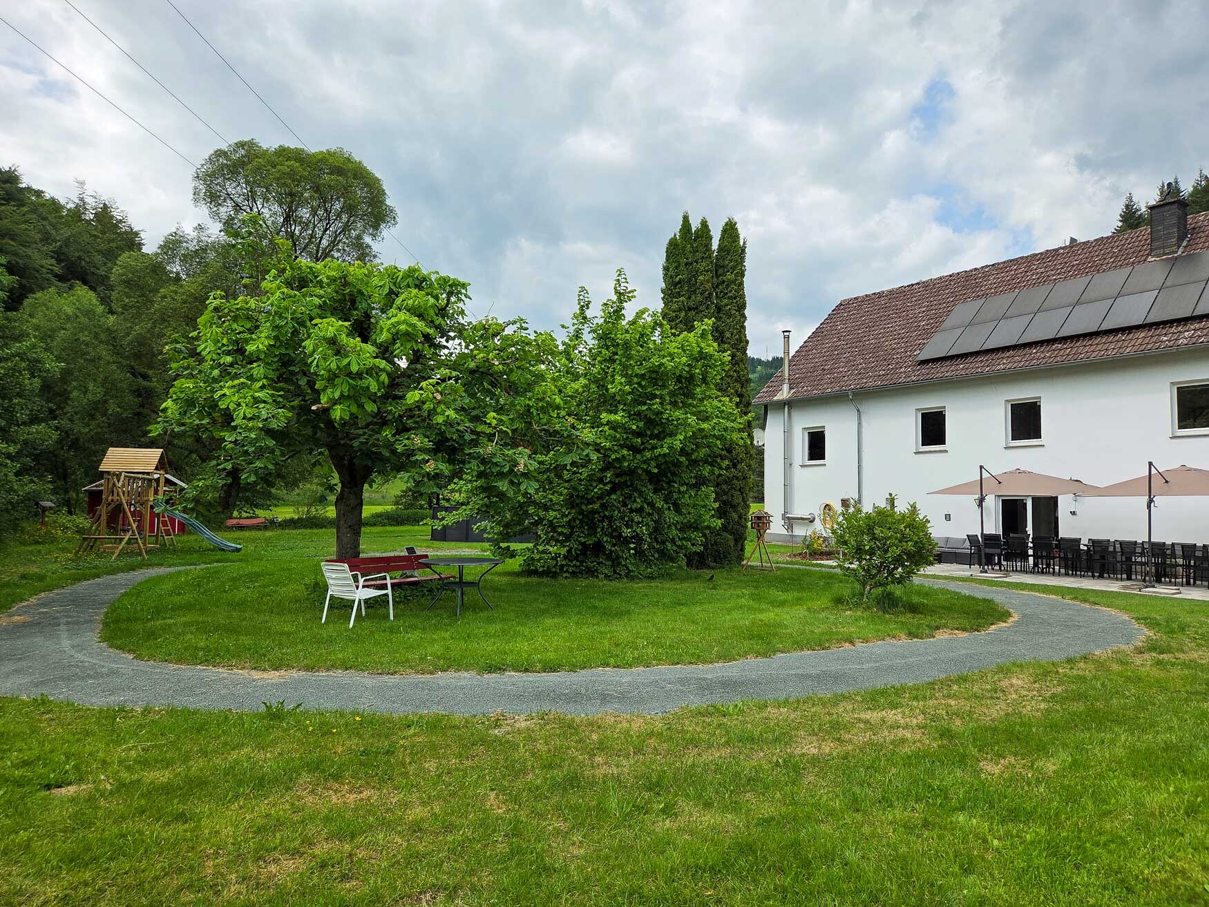 Gro&szlig;er Garten   Ferienhaus Haus am Bach   Referinghausen im Sauerland   Medebach Deutschland