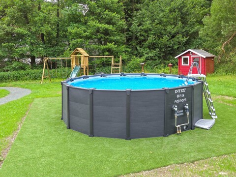 Im gro&szlig;en Garten gibt es im Sommer einen Aufstellpool   Ferienhaus Haus am Bach   Referinghausen