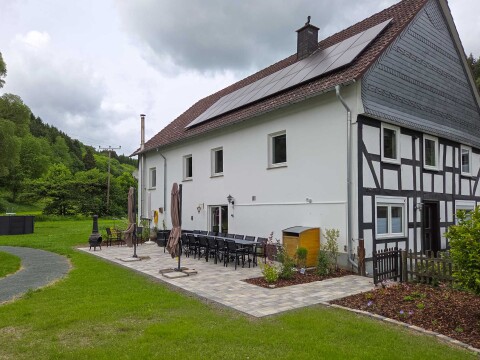 Seitlich am Haus befindet sich eine gro&szlig;e Terrasse mit Tischen und Stühlen   Ferienhaus Haus am Bach   Referinghausen
