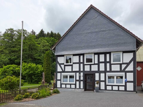 Vorderseite mit Eingang des Fachwerkhauses   Ferienhaus Haus am Bach   Referinghausen im Deutschland