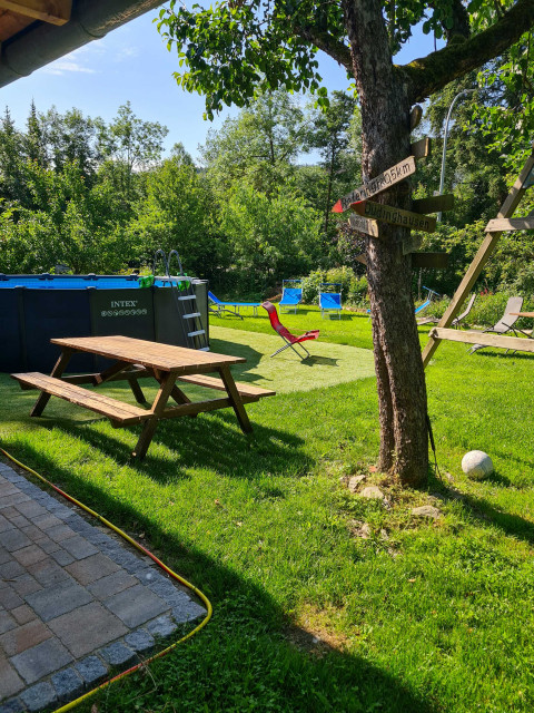 Zwembad in de tuin vakantiewoning Haus am Wilde Aar Ferienhäuser im Sauerland Deutschland.